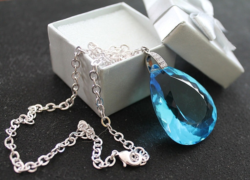 Apprendre à coordonner ses bijoux et ses vêtements avec élégance